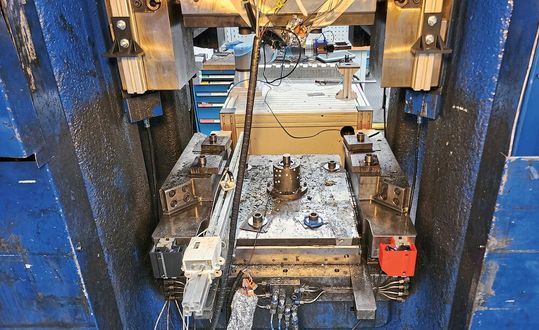 Prozessüberwachung mit KI: IPH und Jobotec zeigen, dass sich alte Maschinen mit Sensoren und KI nachrüsten lassen – und dass die KI-gestützte Prozessüberwachung robust genug ist für den Einsatz im industriellen Umfeld.(Bild:  Nils Doede, IPH)