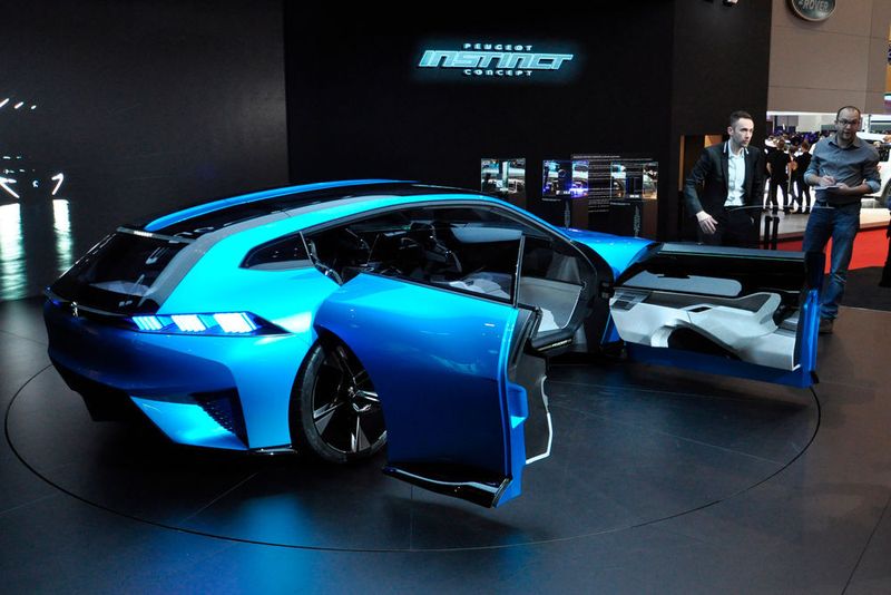 Das Peugeot Instinct Concept war bereits auf dem Mobile World Congress in Barcelona zu sehen. Es setzt auf autonomes Fahren und volle Vernetzung. (Wehner / »kfz-betrieb«)