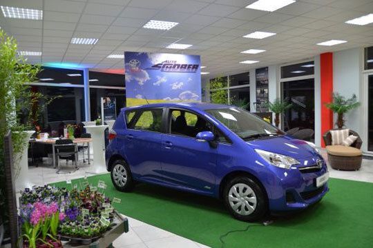 Die Fahrzeuge im Showroom sind je nach Jahreszeit perfekt in Szene gesetzt. (Archiv: Vogel Business Media)