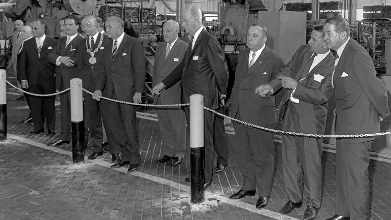 Einweihung des Werk Kaiserslautern am 3.6.1966 (v.l.): Generaldirektor Ralph L. Mason (mitte), rheinlandpfälzischer Ministerpräsident Dr. Peter Altmeier (l. daneben), Werksleiter H. Gensert (2.v.r.) und Oberbürgermeister Dr. Walter Sommer (3.v.l.). (Bild: Opel)