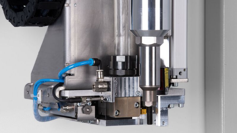 Mit dem Setzsystem SBM25 lassen sich tragfähige Gewinde für lösbare Verbindungen in dünnen Blechen mit einseitiger Zugänglichkeit einbringen.(Bild:  Weber Schraubautomaten GmbH)