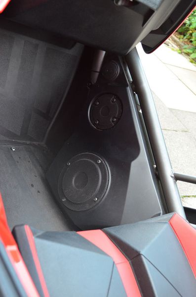 Insgesamt gibt es sechs regenfeste Lautsprecher für den nötigen Pegel beim offenen Fahren. (Rehberg / »kfz-betrieb«)