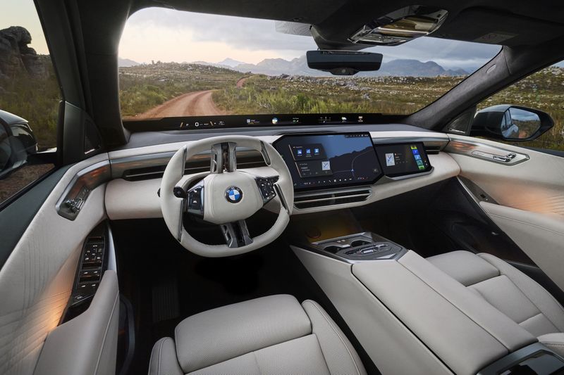 Der Arbeitsplatz ist digital und aufgeräumt, der Innenraum insgesamt nobel eingerichtet. (Bild: BMW)