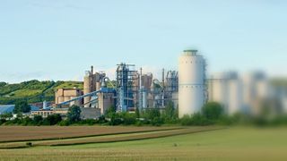 In vielen Anlagen, die rund um die Uhr arbeiten, wie dieses Zementwerk von Opterra am Standort Karsdorf, müssen Migrationen schnell und zuverlässig während geplanter Stillstandszeiten realisiert werden. (xxx)