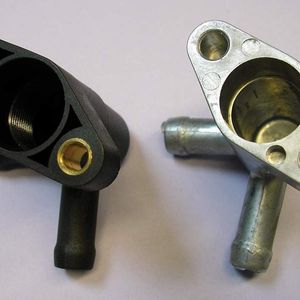 Bild 1: Wasseranschlussstutzen aus Polyamid 6.6 (a) und Aluminium-Druckguss (b). Im Gegensatz zum Druckguss- wird das Polyamidteil einbaufertig in einem Prozess hergestellt.