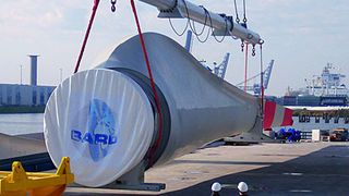 Die Herausforderung lag weniger in der Tragfähigkeit der Rohrtraverse von 35 t als vielmehr in der Länge der Rotorblätter von 60 m. Bild: Pfeifer (Archiv: Vogel Business Media)