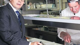 Thomas Domani (links), Geschäftsführer der Messegastronomie, bewirtet mit seinen Mitarbeitern Messegäste, Aussteller und auch Staatsoberhäupter. (Deutsche Messe)