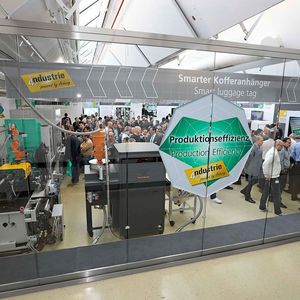 Unter dem Motto „Industrie 4.0 pragmatisch – wissen, was zählt“, spielte die Effizienz-Arena 2017 eine große Rolle bei den Technologie-Tagen in Loßburg. Im Zentrum des Geschehens hat die Produktion smarter Kofferanhänger gestanden, die in Losgröße 1 mittels räumlich verteilter, aber informationstechnisch vernetzter Systeme hergestellt wurden, wie Arburg beschreibt.
