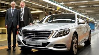 Dr. Dieter Zetsche (links) und Andreas Renschler, Vorstandsmitglied der Daimler AG, mit dem ersten Kundenfahrzeug der neuen S-Klasse, einem S 400 Hybrid. (Foto: Daimler)
