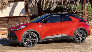 Der neue Toyota C-HR fällt wieder durch seine vielen Ecken und Kanten auf. (Bild: Schmidt - VCG)