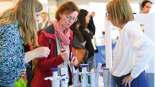 LAB-SUPPLY heißt auch, vieles vor Ort direkt ausprobieren und vergleichen. Das geht besonders gut bei Pipetten, wie hier auf der LAB-SUPPLY in Leverkusen 2025. (Bild: Stefan Stark)