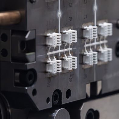 Diese Stecker für eine Automotive-Anwendung werden auf der Fakuma am Stand von Engel gespritzt. Pro Stunde fallen aus dem Werkzeugsystem über 55.000 Bauteile heraus. (Bild: Engel)