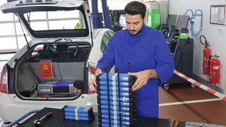 Zielgruppe Vielfahrer bzw. Taxis: Mit seinem Hochvolt- batterie-Reparatursatz bietet Bosch diesen die Möglichkeit, günstiger an eine neue bzw. überholte Antriebsbatterie zu kommen – und freie Werkstätten an zusätzliche Umsätze. (Bild: Bosch)