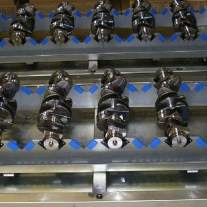 Applikation Feuer Powertrain: Palette mit Kurbelwellen in der Fertigung