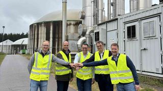 Besiegelten den Kauf der Biogasanlage Hallertau: Tim Hünermann, Asset Manager Vorn Bioenergy, Franz Högl, Geschäftsführer Högl Kompost- und Recycling, Jörg Lennertz, CEO Vorn Bioenergy, Dr. Erich Lehmair, Vorstandsvorsitzender HVG Hopfenverwertungsgenossenschaft, und Gerald Marunde, Senior Manager Mergers & Acquisitions Vorn Bioenergy (von links).  (Bild: Vorn Bioenergy)