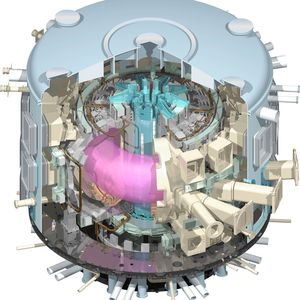 Das Herzstück des Iter-Fusionsreaktors ist fertiggestellt – der zentrale Solenoid-Magnet. Der 18 Meter hohe Zylinder des Plasmabehälters erzeugt ein 13 Tesla starkes Magnetfeld.(Bild:  Iter)