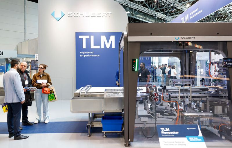 Auf der Interpack zeigte Schubert zudem am 7. Mai anhand eines Flowpackers nichts Geringeres als eine neue TLM-Generation. Ein wesentlich steiferes Gestell und neue Pick-and-Place-Werkzeuge ermöglichen noch höhere Leistung auf geringerer Fläche. Im gleichen Bauraum lassen sich mehr Aggregate und Fördertechnik unterbringen, und das bei verbesserter Zugänglichkeit. Die Gerätekommunikation hat Schubert von Sercos-III auf den Robotik-Standard EtherCAT umgestellt. Ein innovatives, modulares Scanner-System zeichnet die neue TLM-Linie ebenfalls aus. (Bild: Messe Düsseldorf / Tillmann)
