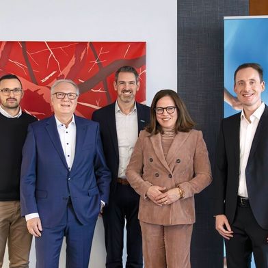 V. l.: Nick Heronim (Geschäftsführer und Gesellschafter, Achat Engineering GmbH), Jürgen Schaffhausen (Gründer und Gesellschafter, Achat Engineering GmbH), Ralf Vetter (Geschäftsführer, Schunk Electronic Solutions GmbH), Kristina I. Schunk (CEO, Schunk SE & Co. KG), Benjamin Bollinger (Financial Reporting and M&A Management, Schunk SE & Co. KG) (Bild: Schunk SE & Co. KG)