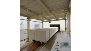 Bild 1: Auf der automatisierten Transportbühne in der Fertigungsanlage für Kalksandsteinprodukte ermöglicht eine Bedienstation die Überwachung des Betriebs und die evtl. Umschaltung auf manuellen Notbetrieb. Die Anbindung an das Anlagennetzwerk erfolgt drahtlos über Funk. (Bild: Siemens)