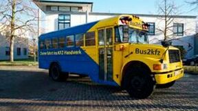 Mit KI erstellt: So soll der Bus des Kfz-Gewerbes Niedersachsen/Bremen am Ende aussehen: Der gelb-blaue Farbverlauf soll die Reise von der Schule zu den Autoberufen andeuten. (Bild: KI-generiert)