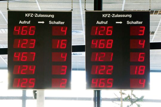 Dieses gewohnte Bild bleibt wohl noch lange erhalten. Denn die onlinebasierte Neuzulassung und Ummeldung kommt voraussichtlich erst im zweiten Halbjahr 2019. (Bild:  © ghazii - stock.adobe.com)