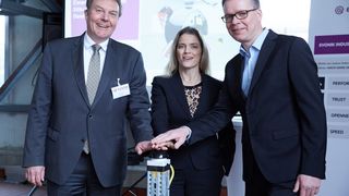 Von links nach rechts: Olaf Schulze, Bürgermeister der Stadt Geesthacht, Lauren Kjeldsen, Geschäftsführerin Evonik Nutrition & Care, Mathias Jammer, Standortleiter Geesthacht (Evonik Gesthacht / Sabine Buettner)