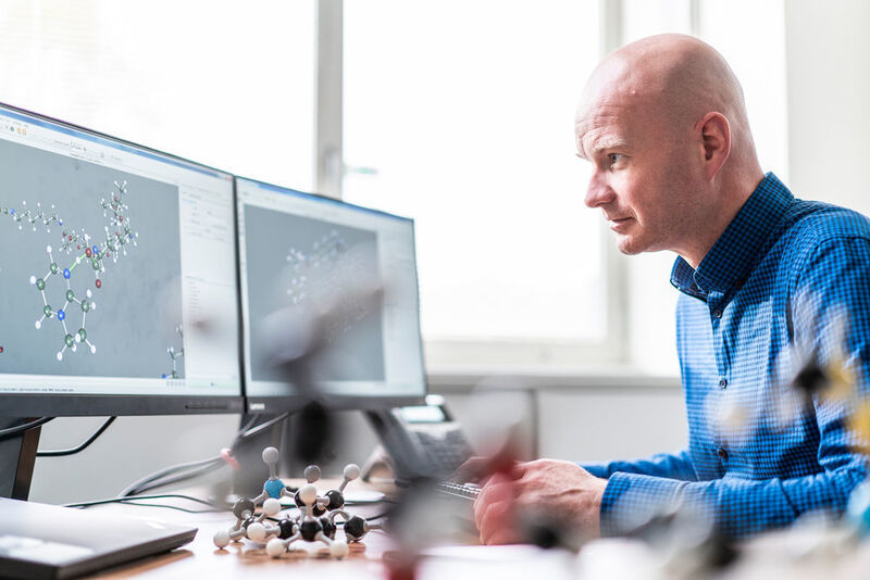 Mithilfe von High Performance Computing beschleunigt Forscher Matthias Leven die Arbeit mit Molekülsimulationen. (Covestro)
