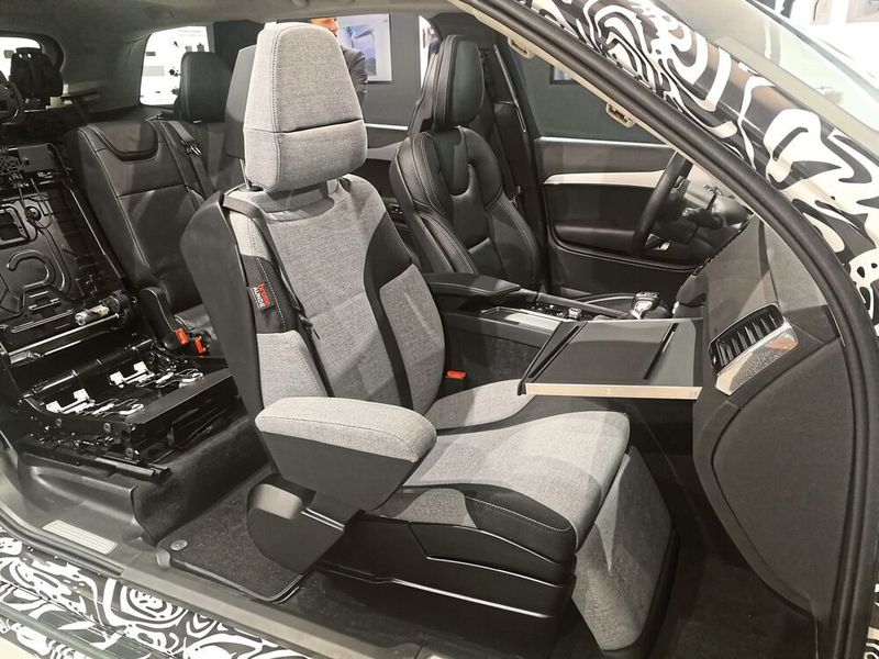 Der Sitz ist das erste Ergebnis aus dem Joint Venture von Brose und dem Textilspezialisten Aunde. Er passt sich dem Passagier an und soll für eine entspannte Fahrt sorgen.  (Automobil Industrie/Svenja Gelowicz)