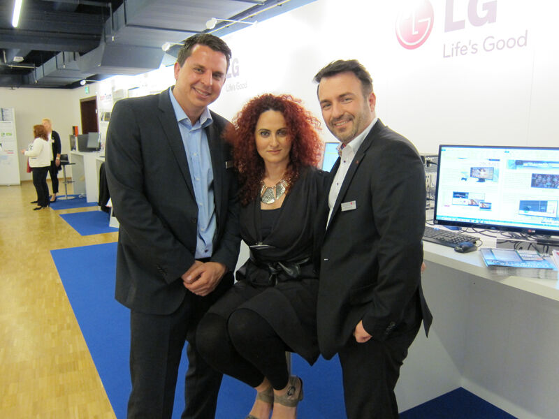 Besa Agaj, IT-BUSINESS, mit Kai Volmer und Timo White, LG (Bild: IT-BUSINESS)
