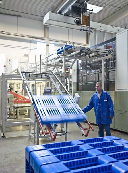 Palettenfertigung auf einer Kunststoffspritzgießmaschine mit 4000 t Schließkraft. (Bild: Craemer)