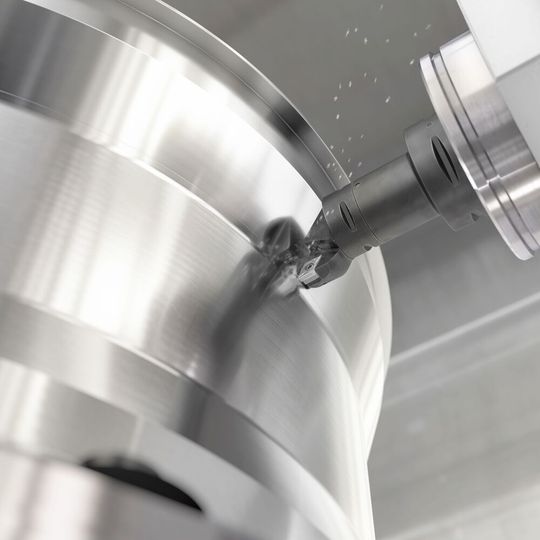 Für das Drehen von warmfesten Superlegierungen (HRSA-Werkstoffe) hat Sandvik Coromant jetzt ein Duo aus neuen Wendeschneidplatten entwickelt, die etwa die Anforderungen an die guten Oberflächen bei Triebwerksteilen schneller und prozesssicherer erfüllen können.(Bild:  Sandvik Coromant)