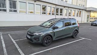 Mit dem Dacia Jogger kann man sich sehen lassen, erst recht in diesem modischen Khaki-Farbton mit den schwarzen Details. (Bild: Rosenow – VCG)