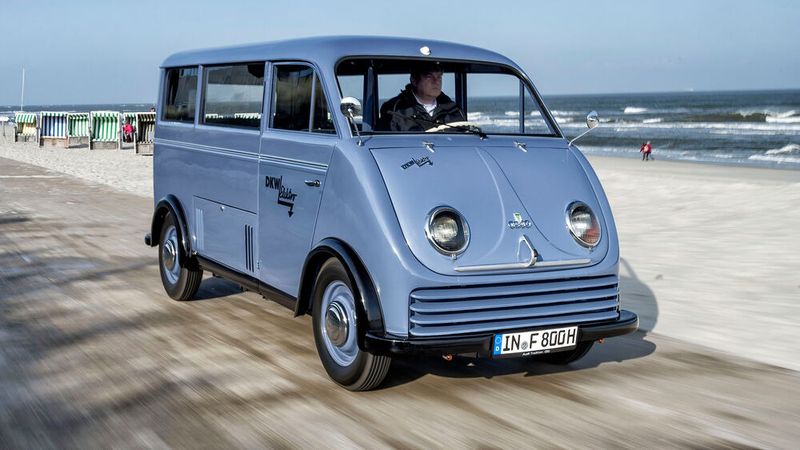 Ein überaus populäres Konzept: Der Schnelllaster mit seinem querliegenden Frontantrieb und tiefliegenden Chassis war eine gute Ausgangsbasis für Ausführungen und Aufbauten unterschiedlichster Art – Kleinbus, Kastenwagen, Kombi, Pritsche (auch als Kipper), Tiefladerpritsche, Verkaufswagen, Krankenwagen, Viehtransporter usw. (Bild: Audi AG)