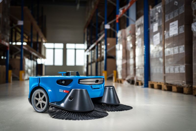 K900 ist ein vollautonomer Trockenreinigungsroboter, mit dem sich 70 Prozent der Reinigungskosten einsparen lassen sollen. (Bild: Kemaro)