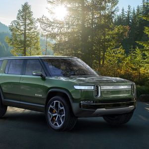 Wie es sich für die USA gehört: Mit einem SUV...(Bild:  Rivian)