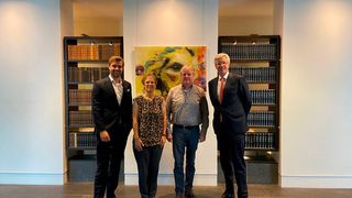 Unterzeichneten den Kaufvertrag (v.l.): Daniel Kurpiers (Hörmann), Sandra Dixius und Klaus Grothaus (beide Grothaus) sowie Christoph Hörmann (persönlich haftender Gesellschafter der Hörmann-Gruppe). (Bild: Grothaus)