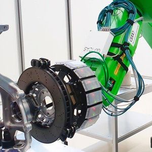 Der Demonstrator von „Rokora“ ist in der Lage, dynamisch und erwartungskonform bei der Montage einer Bremsscheibe mit dem Menschen zu kollaborieren. (Bild:  Fraunhofer IAF)