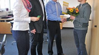 Lars Neugebauer (rechts), Heckert GmbH, wurde für seine ingenieurstechnische Projektarbeit zum Thema "Herstellung von Gestellbausteinen aus Granit für Bearbeitungszentren mit höchster Fertigungsgenauigkeit" ausgezeichnet. (Bild: Heckert GmbH)