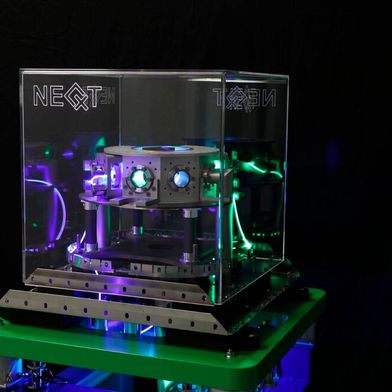 Mit der Validierung des Laserverstärkers an einem Ionenfallen-Quantencomputer von „NeQxt“ wird in Zusammenarbeit mit dem Fraunhofer IZM aus Berlin ein Baustein zur technologischen Souveränität Europas in Sachen Quantencomputing aus der Taufe gehoben. (Bild: „NeQxt“)
