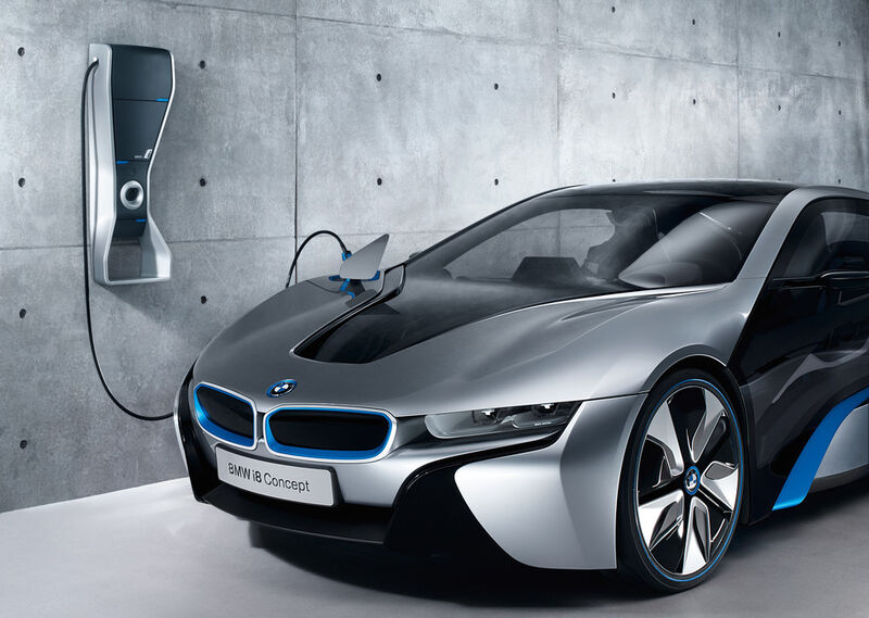 Der BMW i8 startet ab Juni 2014 auf sportliche und umweltfreundliche Weise auf den Straßen durch. (BMW)