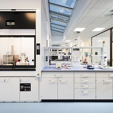 Fig. 1 : Une planification efficace : dans un laboratoire moderne, les systèmes de ventilation, l'aménagement et les concepts d'exploitation s'intègrent parfaitement les uns aux autres (Image :tous droits réservés)