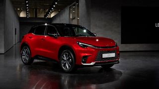 Normalerweise besteht die Modellbezeichnung der Lexus-Modelle aus zwei Buchstaben. Die drei Buchstaben waren einzig dem Supersportwagen LFA vorbehalten. Beim LBX macht der Hersteller eine Ausnahme. (Bild: Lexus)