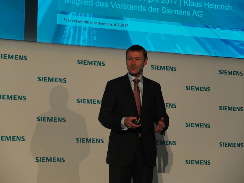 Klaus Helmerich, Mitglied des Vorstands der Siemens AG, nutzte die Pressekonferenz auf der Hannover Messe 2017 u. a., um die Kooperation des Konzerns mit Adidas bekanntzugeben. Die beiden Unternehmen wollen die Digitalisierung in der Adidas Speedfactory weiter vorantreiben.  (U. Drescher/konstruktonspraxis)