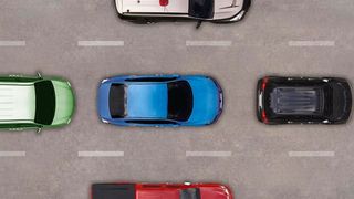 Verfahrene Situation: Das blaue Auto in der Mitte kann in einer solchen Lage nichts tun, um im Verkehr eine Form von sicherheit zu garantieren. Ein von Mobileye vorgeschlagenes mathematisches Modell soll aber auch in solchen verzwickten Lagen die Sicherheit von autonomen Fahrzeugen sicherstellen.  (Bild: Mobileye / Intel)