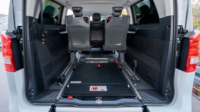 Damit die Rollstühle im Heckbereich des eVitos während der Fahrt fest verzurrt sind, ist der Transporter mit Personen- und Rollstuhlrückhaltesystemen sowie Kopf- und Rückenstützen ausgestattet. (Bild: Mercedes)