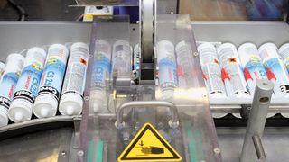 Die Ceresit-Kartuschen gehören zu den hunderten verschiedener Produkten, die im Henkel Sealant-Betrieb in Hannover hergestellt werden.  (Bild: Siemens)