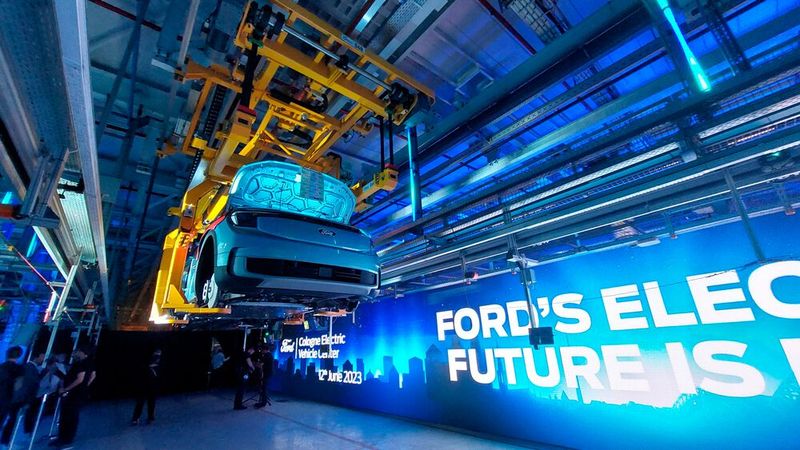 Die Rohkarosse des Ford Explorers auf der Elektrohängebahn sollte auf der Einweihungsfeier einen Vorgeschmack auf die Zukunft des Werks geben. (Bild: Mauritz – VCG)