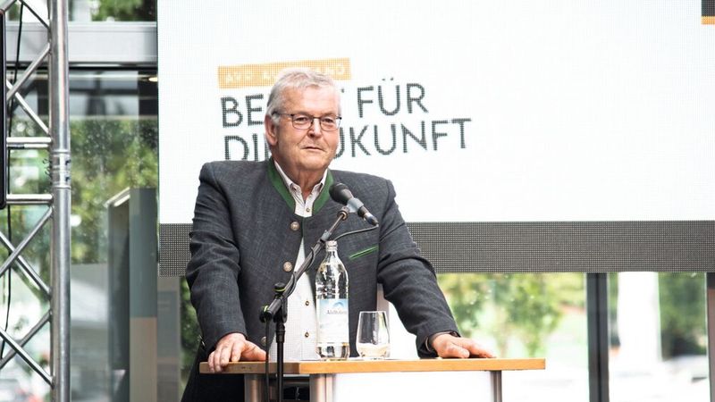 Die AVP-Gruppe gab jetzt auch verschiedene Weichenstellungen im Unternehmen bekannt: Firmengründer Franz Xaver Hirtreiter sen. hat seine Unternehmensanteile an seine Kinder übergeben. (Bild: AVP Autoland)