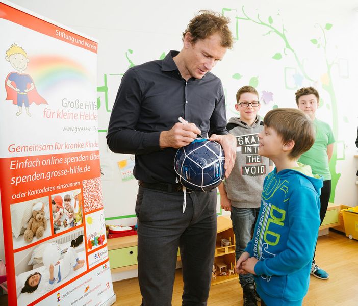 Fußballstar zum Anfassen: Torwartlegende Jens Lehmann nahm sich bei seinem Besuch in der SLK Kinderklinik viel Zeit für die Kinder, gab Autogramme und unterhielt sich mit den kleinen Patienten über Fußball. (Bild: Schunk)