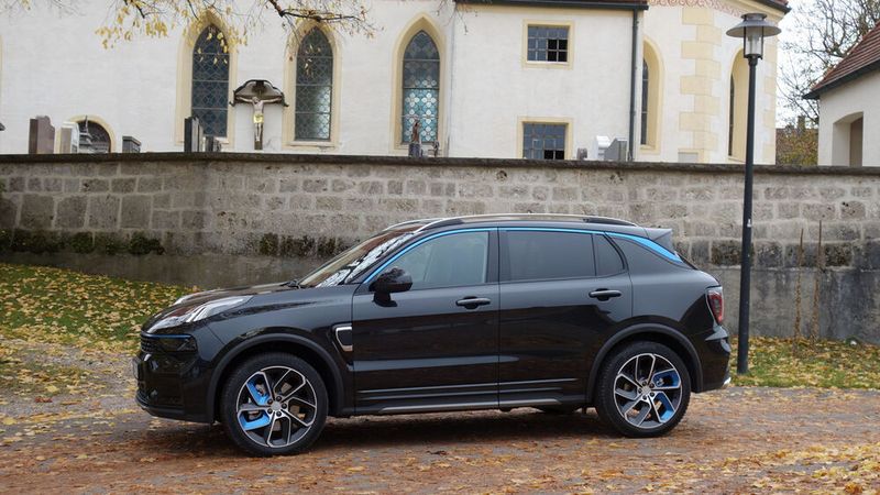 In der Plug-in-Hybrid-Version leisten Elektromotor und Dreizylinder-Benziner zusammen 192 kW/262 PS. (Bild: Wehner)